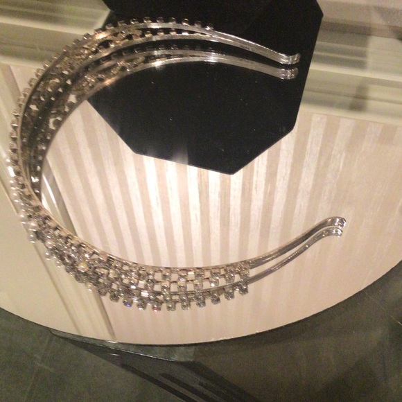 💕💕2X Host Pick💕⬇️PD⬇️NWT Ladies elegant rhinestones and pearl headband/tiara - Picture 2 of 3